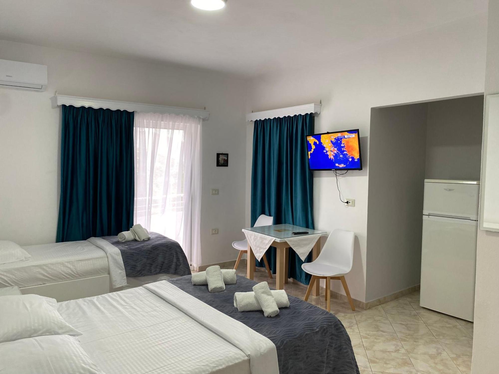 Hotel Vila Kafe Lukove Luaran gambar