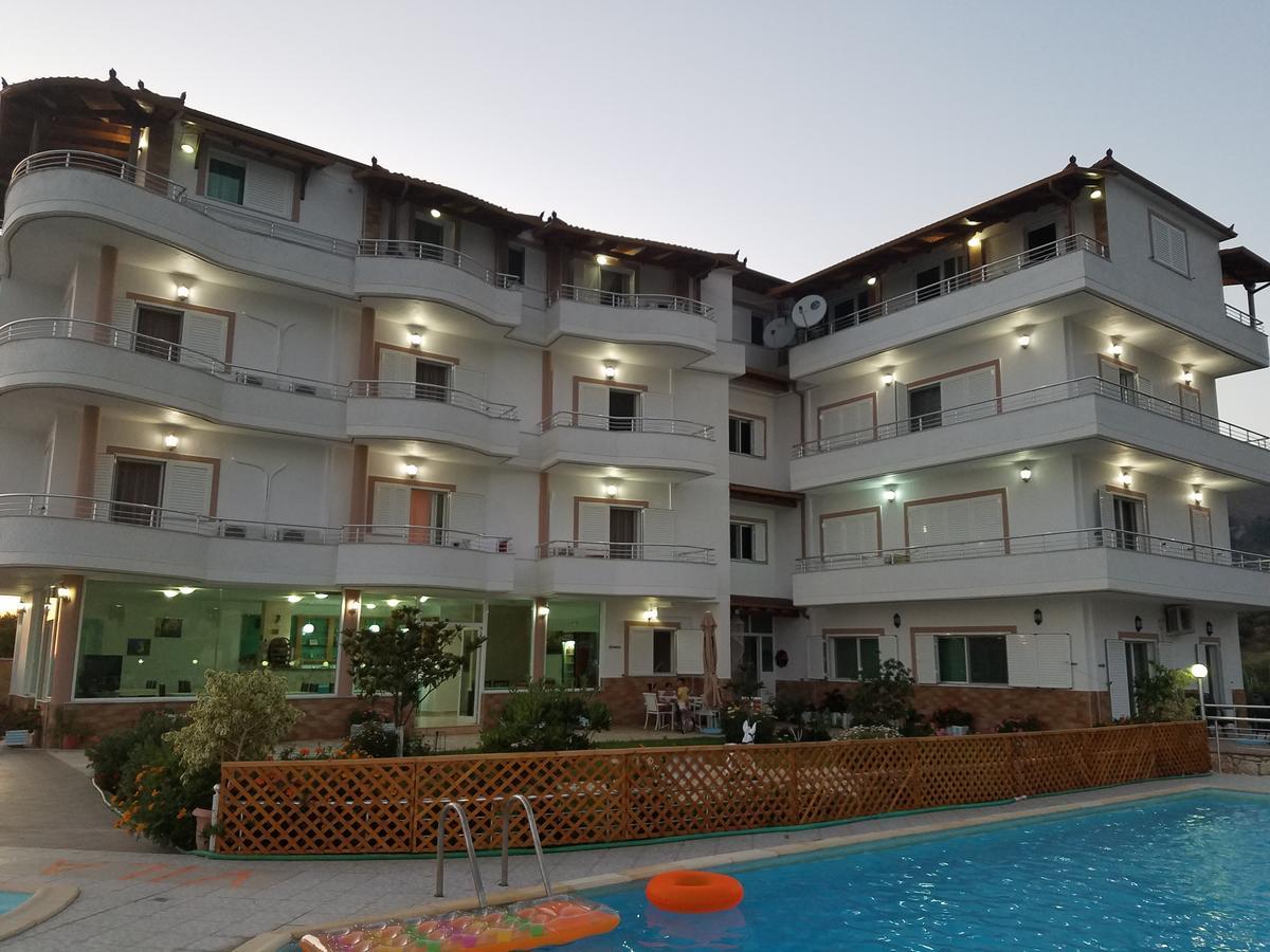 Hotel Vila Kafe Lukove Luaran gambar