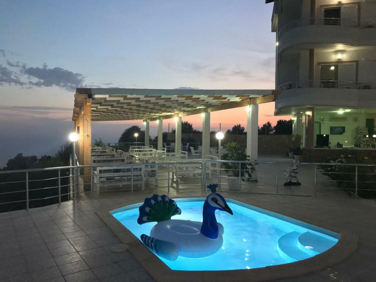 Hotel Vila Kafe Lukove Luaran gambar